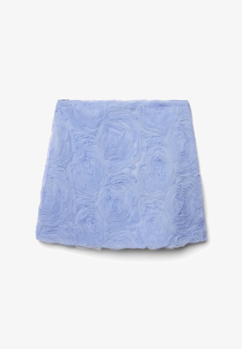 Hellblauer strukturierter Stoff mit einem Blumenmuster, das Rosenblättern ähnelt, mit einem weichen, geschichteten Aussehen und einem leicht ungleichmäßigen Rand.