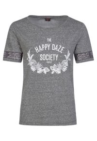 Camiseta de algodón gris con mangas cortas, que presenta un texto gráfico blanco "THE HAPPY DAZE SOCIETY" y un patrón decorativo perforado en las mangas.