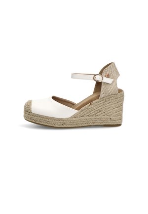 Sandalia cuña espadrille blanca con tira en el tobillo y suela plataforma de yute trenzado, puntera cerrada y soporte de talón texturizado.