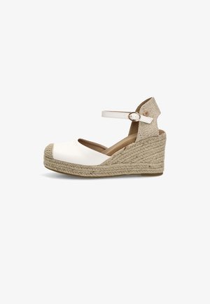 Sandalia cuña espadrille blanca con tira en el tobillo y suela plataforma de yute trenzado, puntera cerrada y soporte de talón texturizado.