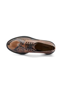 Scarpe lacciate con motivo in pelle di serpente marrone e nero, suola in gomma nera e superficie superiore testurizzata, con punta arrotondata.