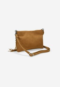 Bolso bandolera de gamuza color marrón claro con cierre de cremallera, strap desmontable y detalle de flecos en el lateral. Textura suave y forma rectangular.