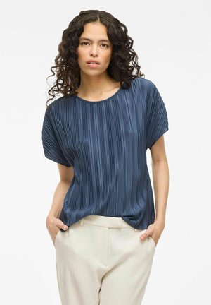 Blusa plissettata blu navy con scollatura rotonda e maniche corte, realizzata in un tessuto leggero e morbido, caratterizzata da una vestibilità ampia e vaporosa.