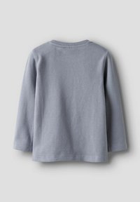 Langarmhemd aus hellgrauer Baumwolle mit rundem Ausschnitt, geripptem Kragen und geradem Saum. Glatte Textur und schlichtes Design.