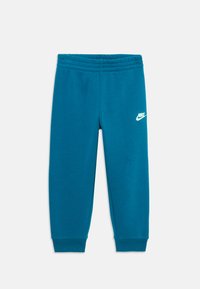 Tyrkysové tepláky Nike s rebrovaným pásom a manžetami. Na ľavom stehne sa nachádza biele logo Nike. Vyrobené z mäkkého, elastického materiálu.