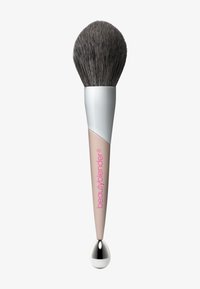 Make-up-Pinsel mit einem abgerundeten grauen Borstenkopf, einem weißen und blasspinkfarbenen Griff sowie einem metallic-silbernen Akzent am Boden.