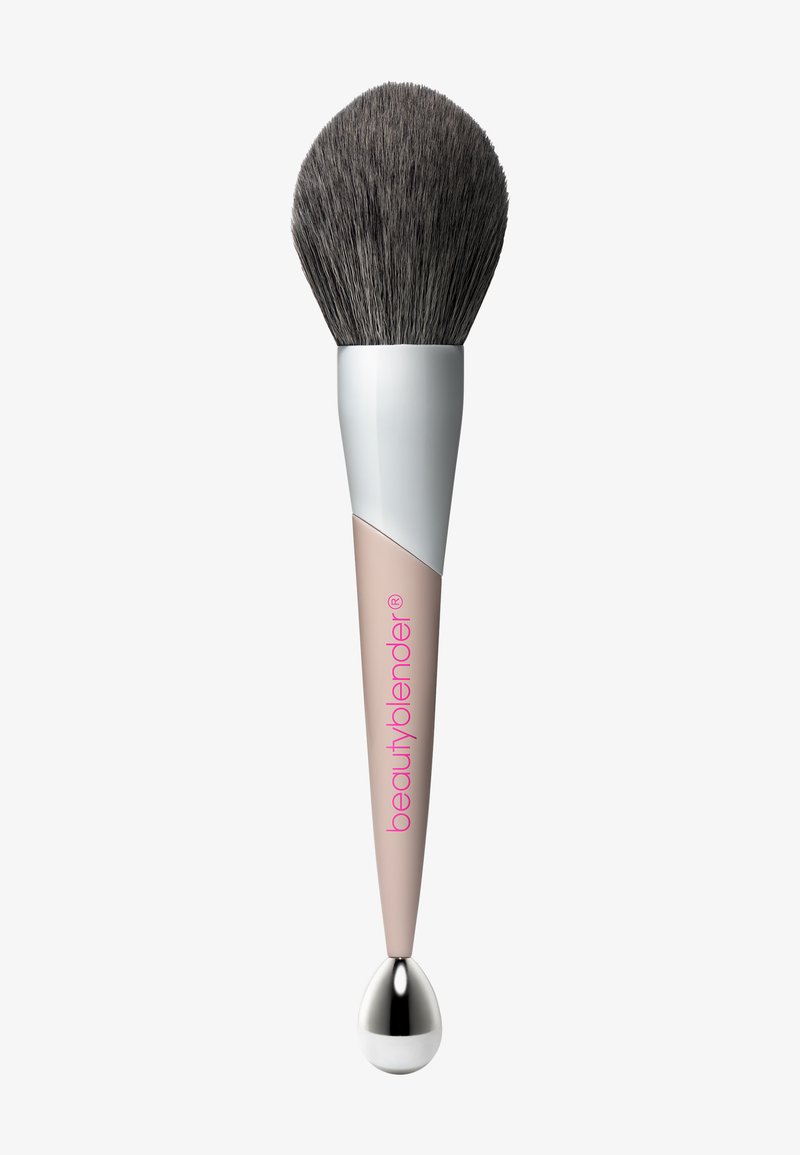 Make-up-Pinsel mit einem abgerundeten grauen Borstenkopf, einem weißen und blasspinkfarbenen Griff sowie einem metallic-silbernen Akzent am Boden.