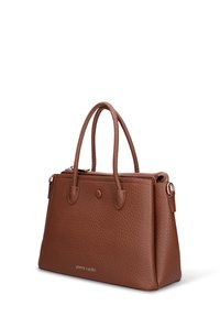 Bruine leren handtas met textuur, twee handvatten, een ritssluiting en goudkleurige accenten. Voorzien van een logo dat in het leer is geperst aan de voorkant.