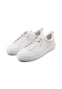 Białe sneakersy z gładkim skórzanym wierzchem, okrągłym noskiem, wyściełanym językiem i elastycznymi sznurowadłami. Posiadają teksturowaną gumową podeszwę oraz subtelne perforacje.
