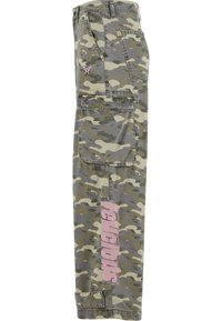 Žalios ir pilkos camo stiliaus krovinių kelnės, su šonine kišene ir „religiniu“ tekstu rožinės spalvos kairiajame šlaunyje. Pagaminta iš medvilnės.