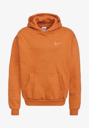 Orange fleece hoodie med en frontlomme, ribbede ærmer og kant, med et lille hvidt logo på venstre brystområde.