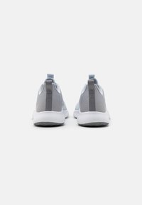 Szare buty sportowe z teksturowaną siateczkową cholewką, jasnoszarymi akcentami i białą podeszwą. Posiadają pętlę z tyłu ułatwiającą zakładanie.