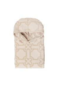 Manta con capucha beige que presenta un patrón geométrico texturizado con acentos claros y oscuros. Tela suave con una sensación acogedora y mullida.
