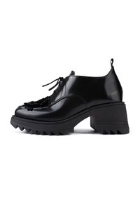 Scarpe in pelle verniciata nera con punta arrotondata, lacci frontali e un tacco spesso e texturizzato di colore nero con profonde scanalature per una migliore aderenza.