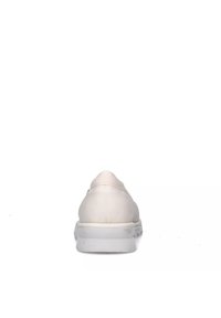 Sneaker bianca con un materiale superiore liscio, punta arrotondata e suola imbottita. Progettata con accenti minimi e una silhouette elegante.