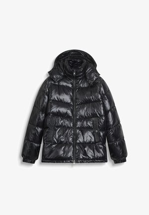 Chaqueta acolchada negra brillante con capucha, cremallera frontal, puños elásticos y dos bolsillos con botones a presión y costuras decorativas.