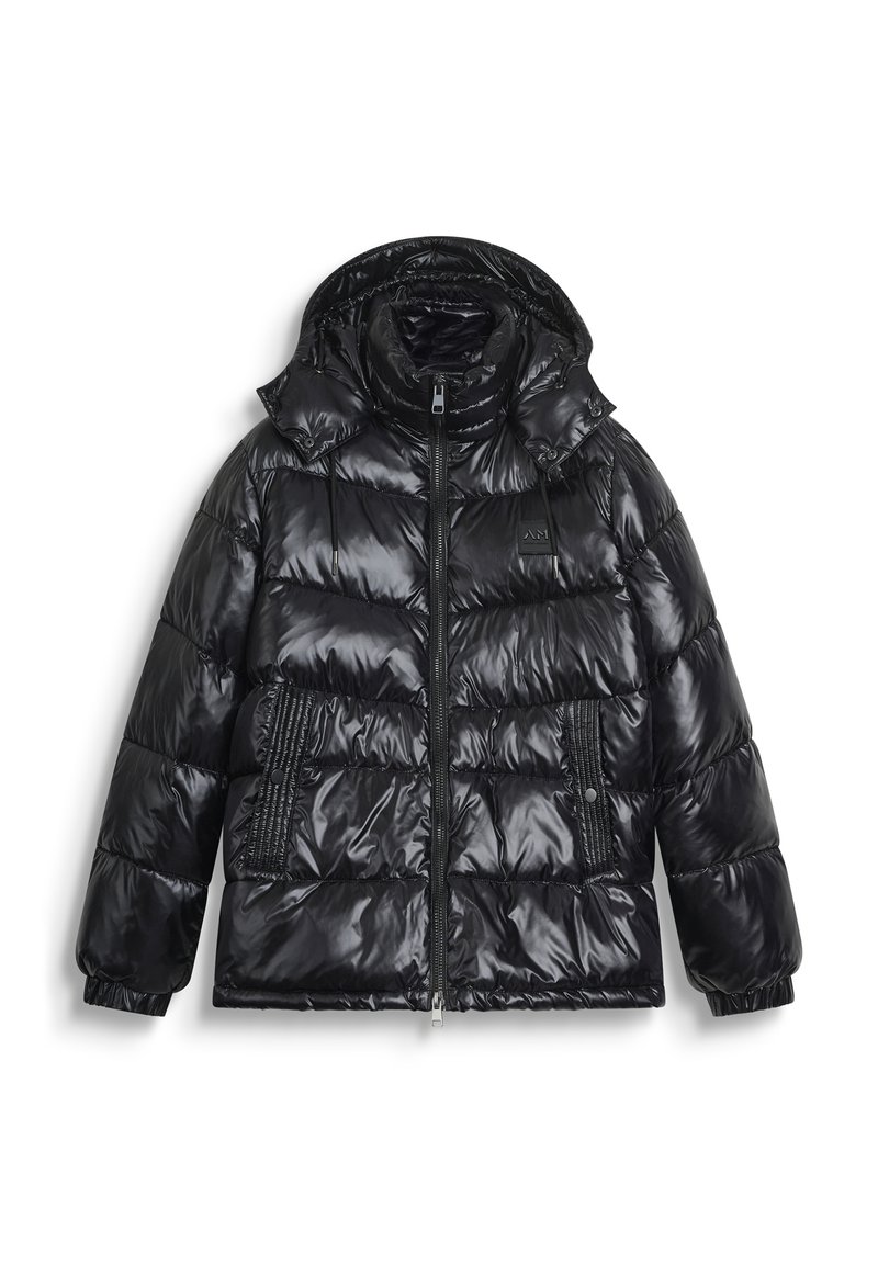Chaqueta acolchada negra brillante con capucha, cremallera frontal, puños elásticos y dos bolsillos con botones a presión y costuras decorativas.