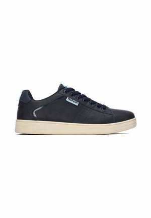 Zapatilla negra de corte bajo con suela beige, cordones negros y una etiqueta "Refresh" en el lateral.
