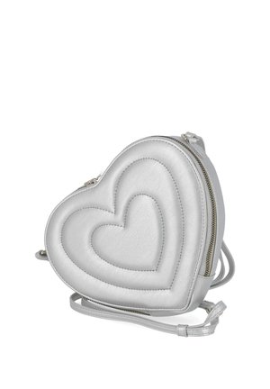 Sac bandoulière argenté en forme de cœur avec deux motifs de cœur cousus et une fermeture éclair avec une sangle réglable.