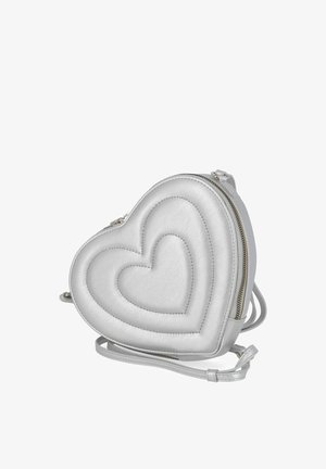 Zilverkleurige crossbodytas in hartvorm met twee gestikte hartpatronen en een ritssluiting met een verstelbare band.
