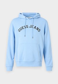 Sudadera azul claro con bolsillo canguro, capucha ajustable con cordón y "GUESS JEANS" impreso en letras negritas negras en el pecho.