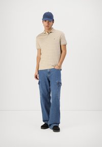 Tommy Hilfiger LIQUID SEASONAL - Polo - sandalwood/ecru