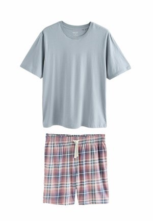 Hellblaues T-Shirt mit kurzen Ärmeln und Rundhalsausschnitt, kombiniert mit rosa-blau-weiß karierter, geschnürter Shorts vor weißem Hintergrund.