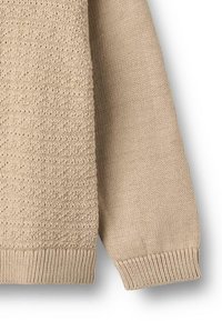 Maglione beige in maglia con trama testurizzata, polsini e orlo a costine. Il tessuto è morbido con un motivo sottile, adatto per un abbigliamento casual.