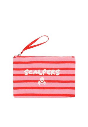 Bolso de mano rectangular con rayas horizontales rojas y rosas, texto blanco "SCALPERS," y una calavera con huesos cruzados debajo del texto, además de una correa roja para la muñeca.
