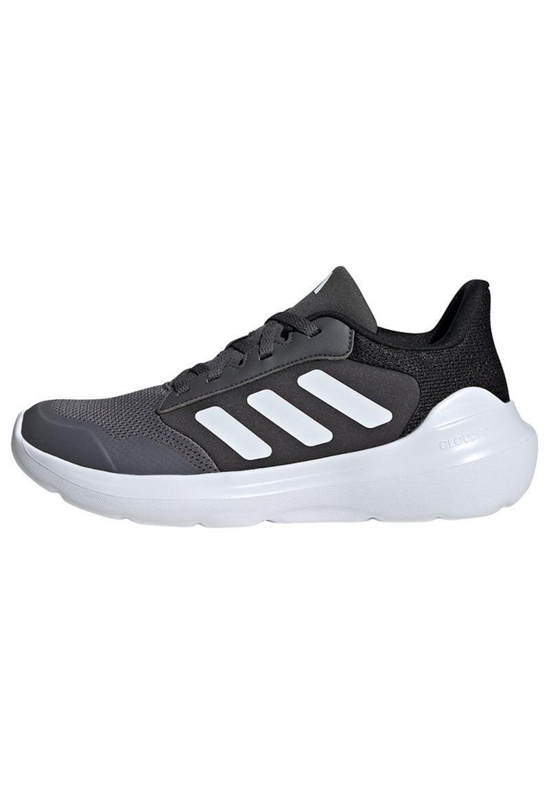 Sportschuhe mit einem grauen und schwarzen Textiloberteil, das weiße Streifen und eine dicke, weiße Sohle aufweist. Entwickelt für Komfort und Unterstützung.