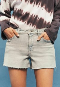 Next SUPER SOFT RAW - REGULAR FIT - Lühikesed teksad - pink tint