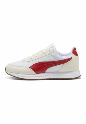 Weiß-beiger Sneaker mit rotem Puma-Streifen, weißen Schnürsenkeln und Gummisohle, von der Außenseite auf weißem Hintergrund dargestellt.
