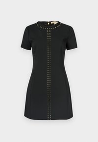 Černé šaty s krátkými rukávy a kulatým výstřihem. Na přední straně jsou ve svislém pruhu zlaté cvočky a na zádech skrytý zip.