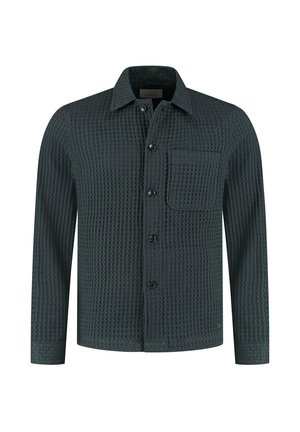 Donkergroene, gestructureerde button-up overhemd met een zak, lange mouwen en een kraag. De stof heeft een wafelpatroon en een subtiele glans.