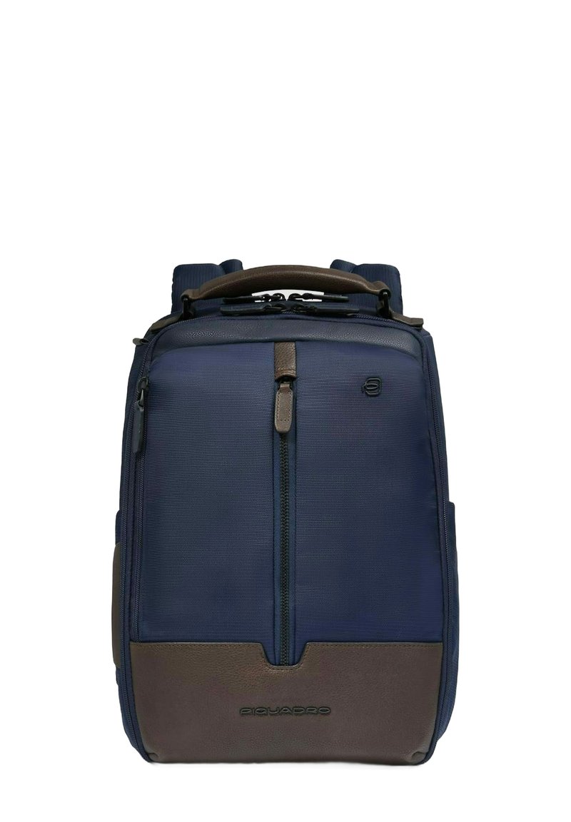 Zaino blu navy con tessuto strutturato, dettagli in pelle marrone, manico imbottito e scomparto frontale con cerniera. Logo del marchio visibile.