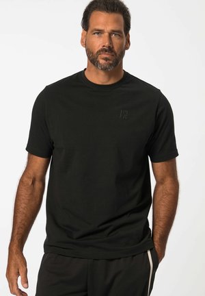 Zwarte T-shirt met korte mouwen, gemaakt van gladde stof, met een subtiel logo op de borst en een ronde hals.