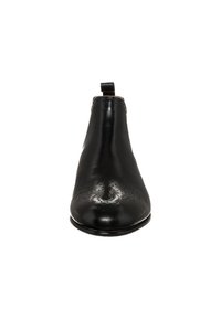 Bota de tobillo de cuero negro con perforaciones decorativas en la puntera, tira en la parte posterior y parte delantera redondeada y lisa vista desde el frente.