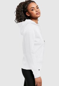 Merchcode GOOD THINGS TAKE TIME  - Felpa con cappuccio - white