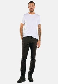 Emilio Adani MIT TUNNELZUG - Stoffhose - schwarzbraun