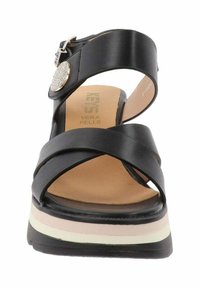 Sandal in pelle nera con fasce incrociate, dotata di un'accattivante accentuazione decorativa in argento. Soletta color sabbia con una suola stratificata e multicolore. Punta chiusa.
