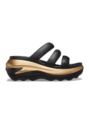 Zwarte slidesandalen met drie brede banden, een gevormde gouden schuimzool, een zwarte textuurzool en een gebogen ontwerp voor comfort.
