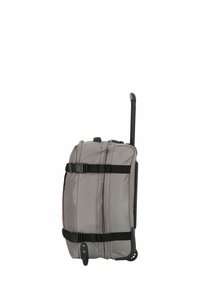 Maleta gris con ruedas y asa retráctil, con costuras horizontales, correas negras y ruedas dobles para mayor estabilidad. Diseño compacto.