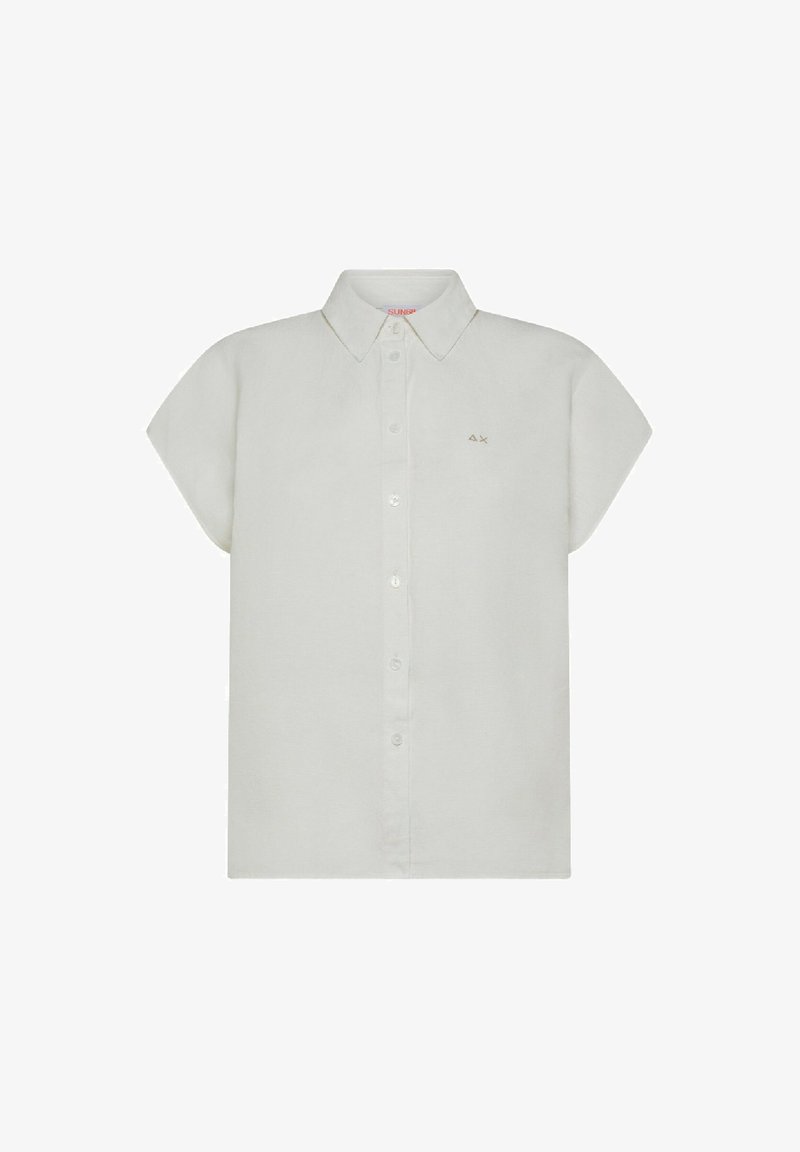 Camicia a maniche corte grigia chiara con colletto a punta, dotata di un piccolo logo ricamato sopra la tasca sinistra del petto. Texture liscia.