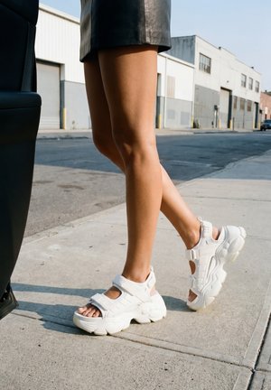 Buffalo, BINARY TRACK - Platform sandals - white