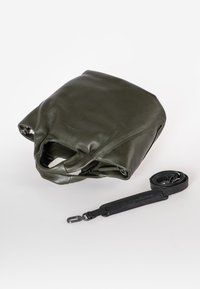 Borsa verde in pelle con superficie texturizzata, dotata di manici corti e di una tracolla nera removibile. Forma compatta e angolare con dettagli metallici.