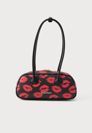 Juodas rankinukas su raudonų lūpų raštu, dvigubomis rankenomis, auksiniu prekės ženklu ir užtrauktuku. Sklandus tekstūros paviršius su struktūrine forma.