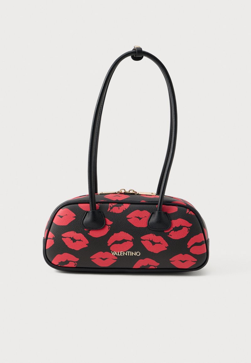 Borsa nera con motivo di labbra rosse, doppi manici, logo del marchio in oro e chiusura con zip. Texture liscia con forma strutturata.