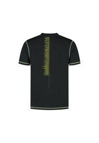 Czarna koszulka z żółtym przeszyciem i pionowym napisem na plecach. Krótkie rękawy i okrągły dekolt. Gładka faktura tkaniny.