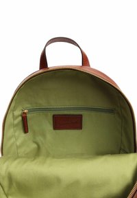 Zaino in pelle marrone con design arrotondato, con un interno in tessuto verde. Include una tasca con zip e un'etichetta in pelle genuina.