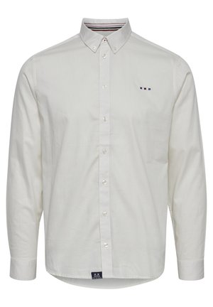 Balta krekla ar garām piedurknēm un pogājamu apkakli, ar mazu izšūtu logo un nenoturīgu svītrām apkakles daļā. Gluda tekstūra.